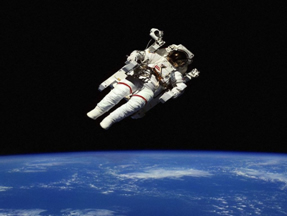 Por que astronautas flutuam no espaço?
